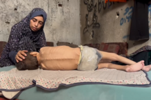 Samah Matar, 31 anos, deslocada palestiniana e mãe de seis filhos fotografada na casa improvisada na escola al-Hashtal, norte da cidade de Gaza