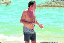  Joaquim de Almeida bebeu uma mini ao lado da espreguiçadeira