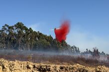 Incêndio em Telheiro, Leiria, controlado com apoio aéreo e terrestre