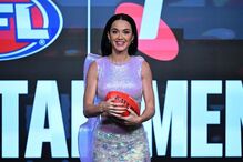 Katy Perry surge com uma bola de râguebi numa cerimónia