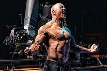 Dwayne Johnson diverte-se ao ser maquilhado pelas filhas Jasmine e Tiana