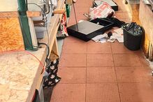 Cozinha desarrumada com lixo no chão