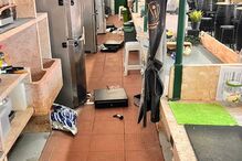 Espaço comercial desarrumado após incidente.
