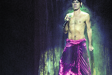 Ney Matogrosso, hoje com 83 anos, continua a ser um dos artistas mais carismáticos do Brasil