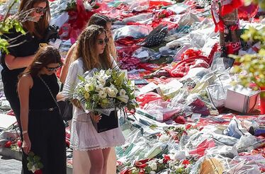 Rute Cardoso visita memorial de homenagem a Diogo Jota junto ao estádio do Liverpool