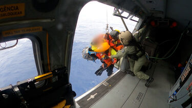 Imagens do resgate realizado pela Força Aérea