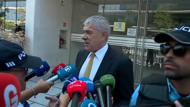 “Não sabia que num País democrático as juízas advertem as pessoas por pedirem a palavra”, diz Sócrates à saída do tribunal  