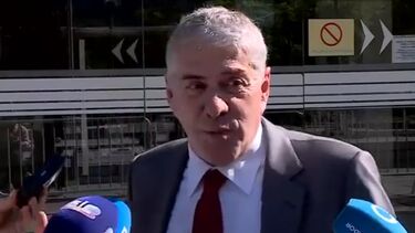 "É tudo falso": Sócrates volta a criticar a justiça e exalta-se à saída do Tribunal