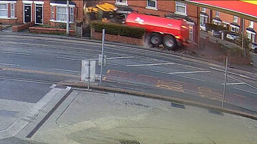 Imagens mostram trator a embater contra casas após condutor sob efeito de droga colidir contra o veículo em Inglaterra