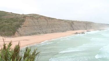 Homem de 60 anos morre em queda de carro numa arriba em praia de Sintra