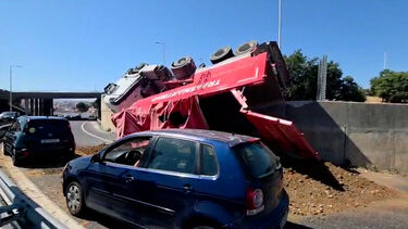 Camião despista-se na CREL em Queluz