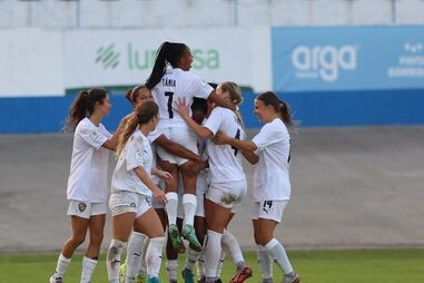Jogadoras celebram vitória em campo