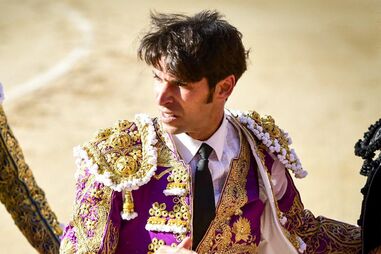 Cayetano Rivera surge com olho negro após detenção em Madrid.
