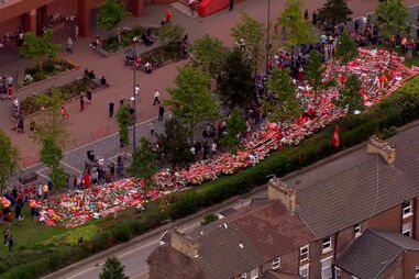 Imagens de drone mostram as homenagens em honra a Diogo Jota no exterior do estádio do Liverpool 