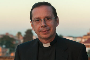 Mariano Fazio, número dois do Opus Dei, responde a acusações de tráfico de mulheres