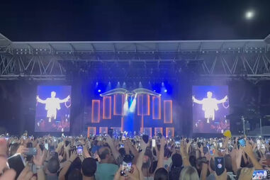 Robbie Williams dedica "Angels" a Diogo Jota em concerto em Barcelona