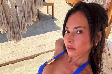 Paige Thorne, ex-paramédica, aproveita dia de sol e mostra boa forma física