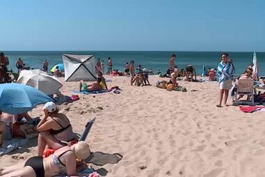 Dia ventoso não impede as pessoas de aproveitar a praia de Carcavelos 