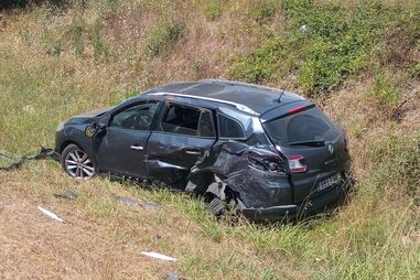 Carro acidentado numa zona de campo