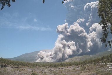 Vulcão Lewotobi Laki-Laki, Indonésia, expele coluna de cinzas após erupção