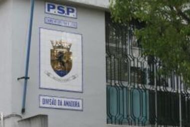 Pessoas passam em frente à Divisão da Amadora da PSP