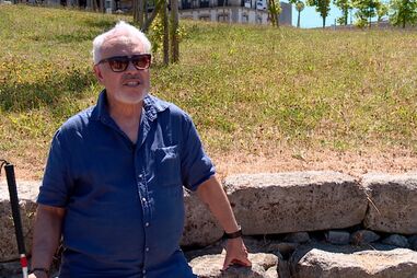 "A vida para mim acabou": cirurgia às cataratas deixou João Vicente cego e dependente de terceiros