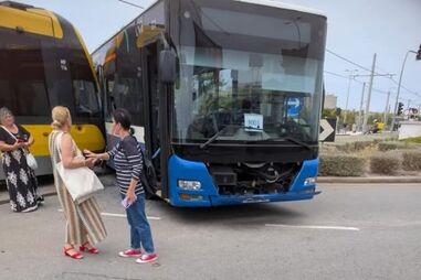 Acidente entre metro e autocarro em Portas Fronhas, Vila do Conde