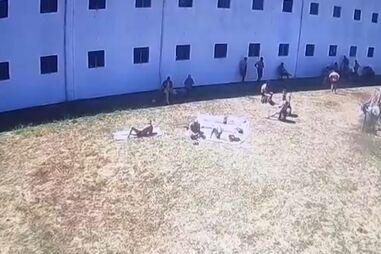 Imagens exclusivas mostram recluso a agredir, urinar e cuspir em outro preso na cadeia de Santa Cruz do Bispo 