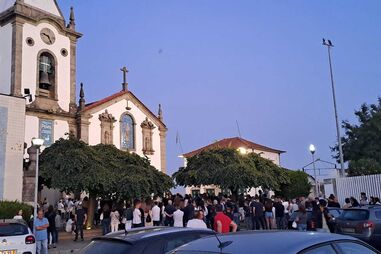 Jogadores e amigos de Diogo Jota e André Silva entre as centenas de pessoas presentes na missa de sétimo dia