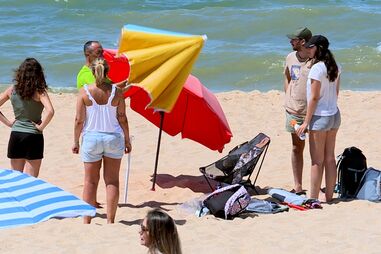 Vento afasta turistas das praias no Algarve