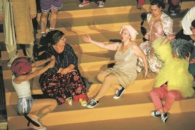 Espetáculo "Uma Pedra no Sapato" com Ana Nave explora laços humanos através de improvisação coletiva.
