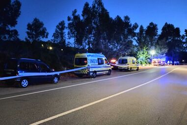 Ambulâncias e Polícia Marítima no local de acidente durante a noite