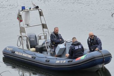 Decorrem operações de recuperação do carro que caiu ao rio Douro em Gondomar