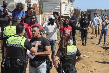 Tensão em Loures: moradores tentam impedir demolições de casas no Talude Militar