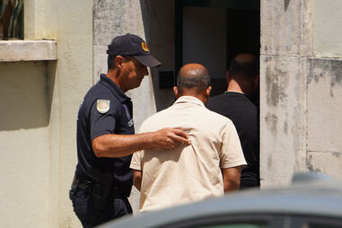 Arguido que está em prisão preventiva a entrar no Tribunal de Leiria