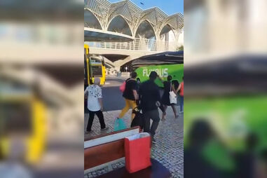 Acidente com autocarro desgovernado na Gare do Oriente