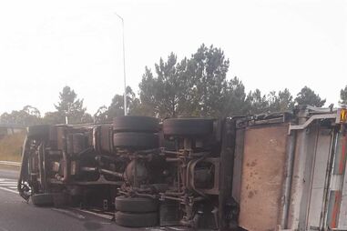Camião de transporte de resíduos tomba em Aveiro