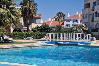 Turistas morrem em piscina de Albufeira. GNR e Polícia Judiciária investigam as mortes