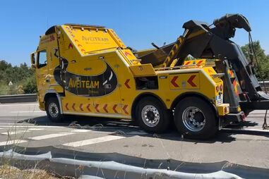 Camião atravessado na A20 corta trânsito em Avintes