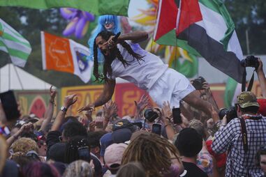 Bob Vylan atuam no West Holts Stage, durante o Festival de Glastonbury, Inglaterra