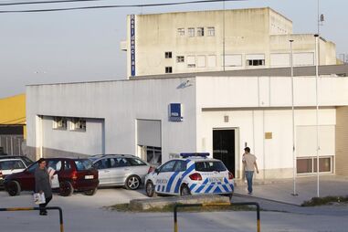 Jovem expulso da festa do sogro atropela e esfaqueia em Camarate