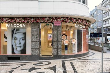 Pandora inaugura loja na Rua de Santa Catarina, Porto, com novo conceito e mural Viúva Lamego