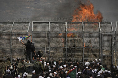 Drusos da Síria e de Israel protestam na fronteira entre Israel e Síria, em Majdal Shams, nas Colinas de Golã controladas por Israel