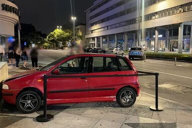 Carro despista-se no Shopping Cidade do Porto durante perseguição da GNR