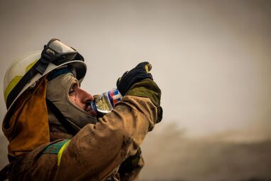 Bombeiros no combate a incêndio