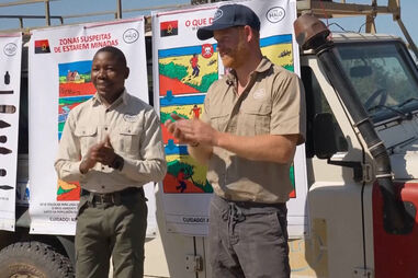 Príncipe Harry segue os passos de Diana e atravessa campo de minas em Angola 