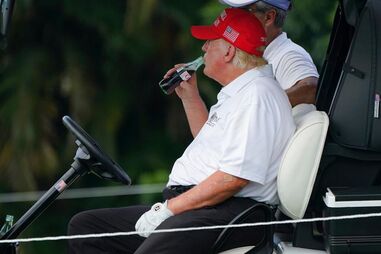 Donald Trump bebe uma Coca-Cola Diet durante Campeonato de Golfe