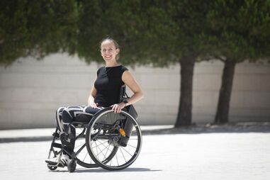 Marta Dombi, a paciente que ficou paraplégica e voltou a andar com recurso a implantes que contornam a lesão com recurso a Inteligência Artificial