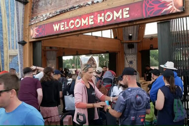 Festivaleiros do Tomorrowland não desanimam apesar de incêndio ter destruído o palco principal 