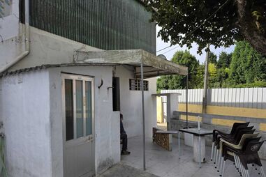 Jovem assalta café e escapa com milhares de euros de mealheiro comunitário em Espinho